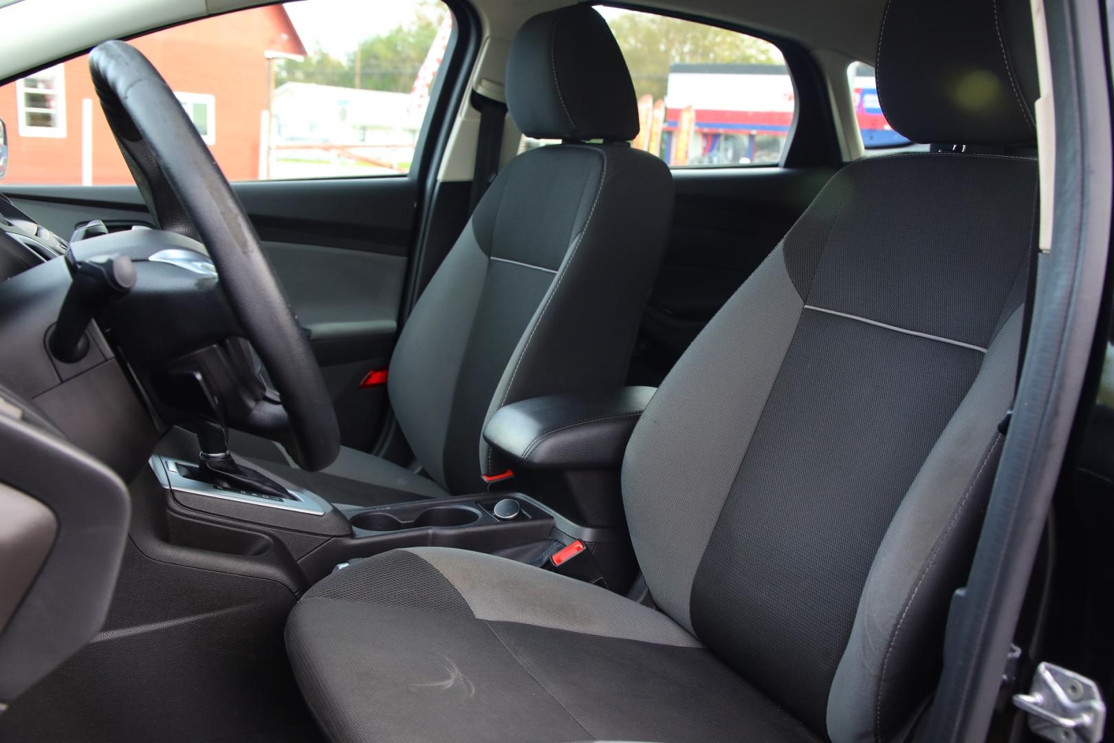 2014 BLACK FORD FOCUS SE Hatch (1FADP3K23EL) with an 2.0L L4 DOHC 16V engine, 5-SPEED MANUAL OR 6-SPEED AUTOMATIC transmission, located at 420 E. Kingsbury St., Seguin, TX, 78155, (830) 401-0495, 29.581060, -97.961647 - Photo#14